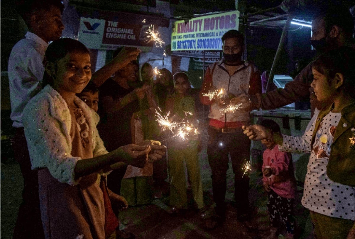 diwali 2022 child bursting crackers then parents should take necessary precautions