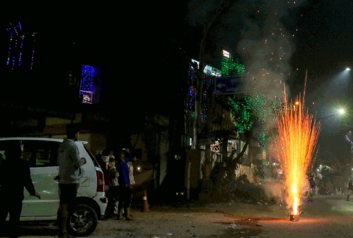 many vehicles in gurugram catches fire three buses burnt due to crackers and earthen lamp