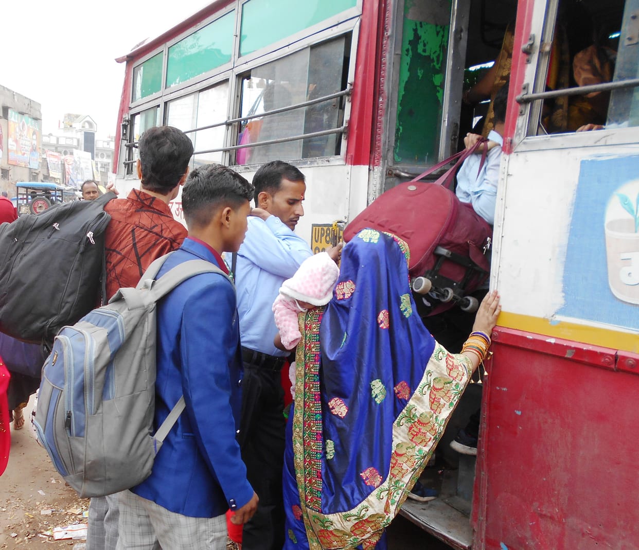 croud in bus