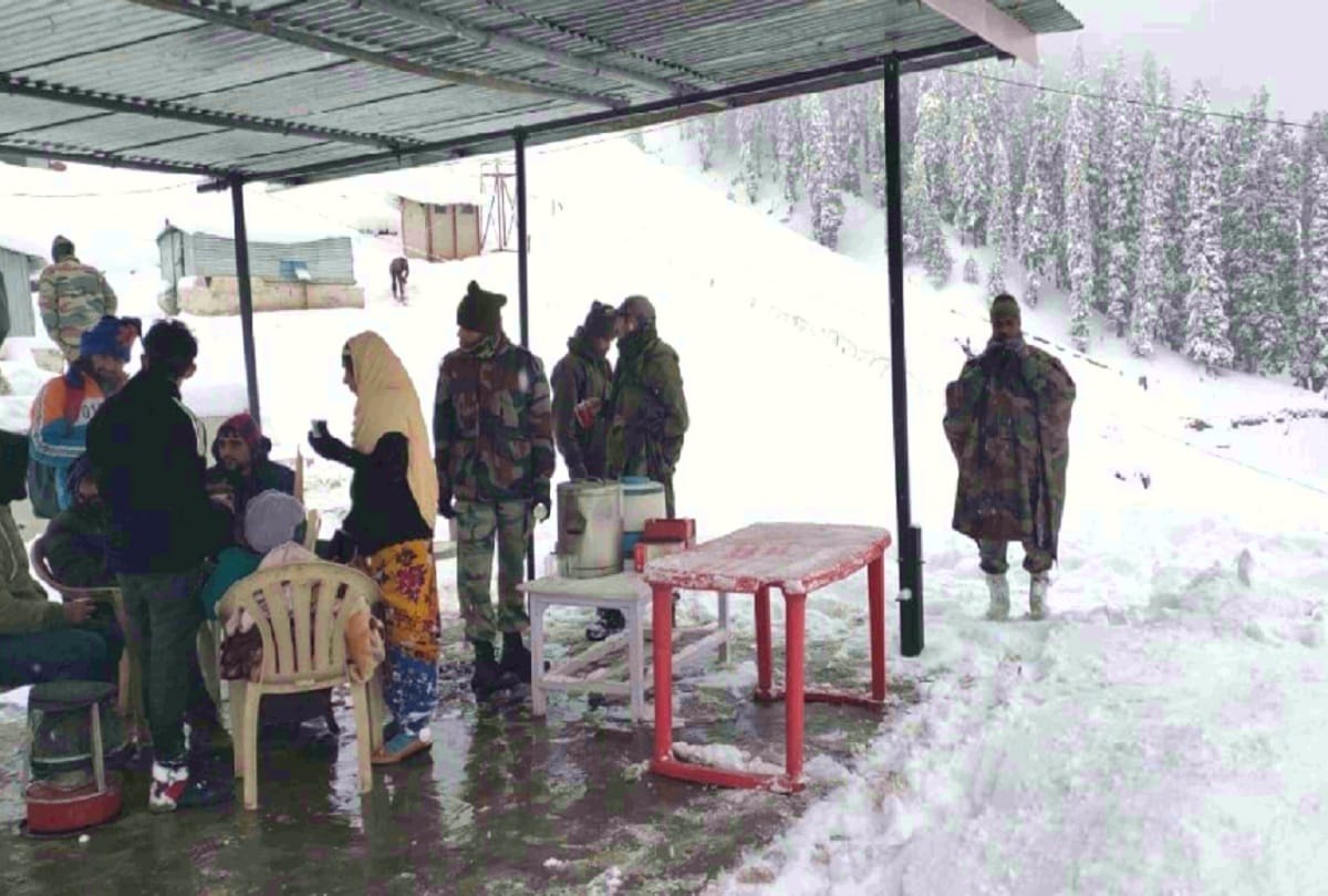 Jammu Kashmir: 10 people trapped in snowfall in Sinthan Top saved, 5 hours rescue operation