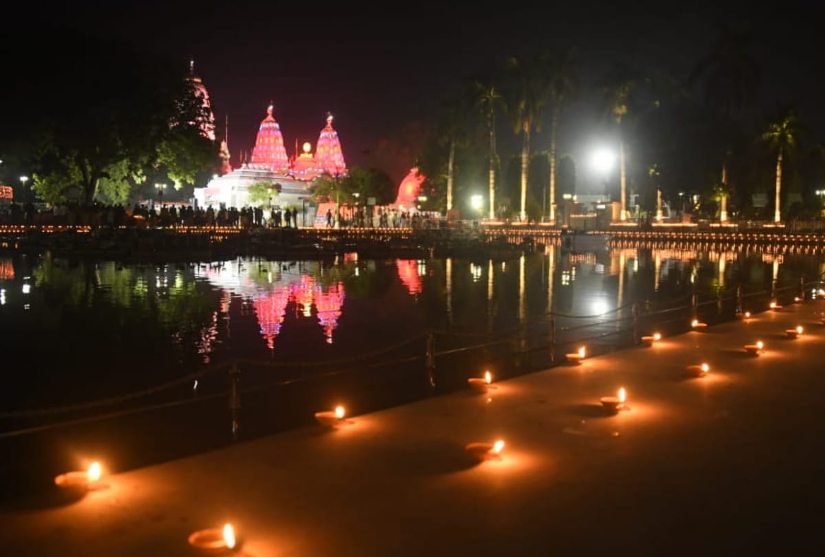 11 thousand lamps lit at bheem sarovar of Gorakhnath temple in memory of martyrs