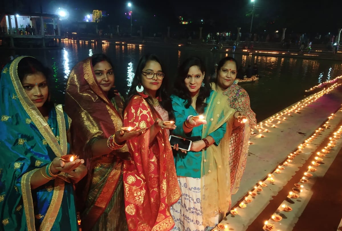 11 thousand lamps lit at bheem sarovar of Gorakhnath temple in memory of martyrs