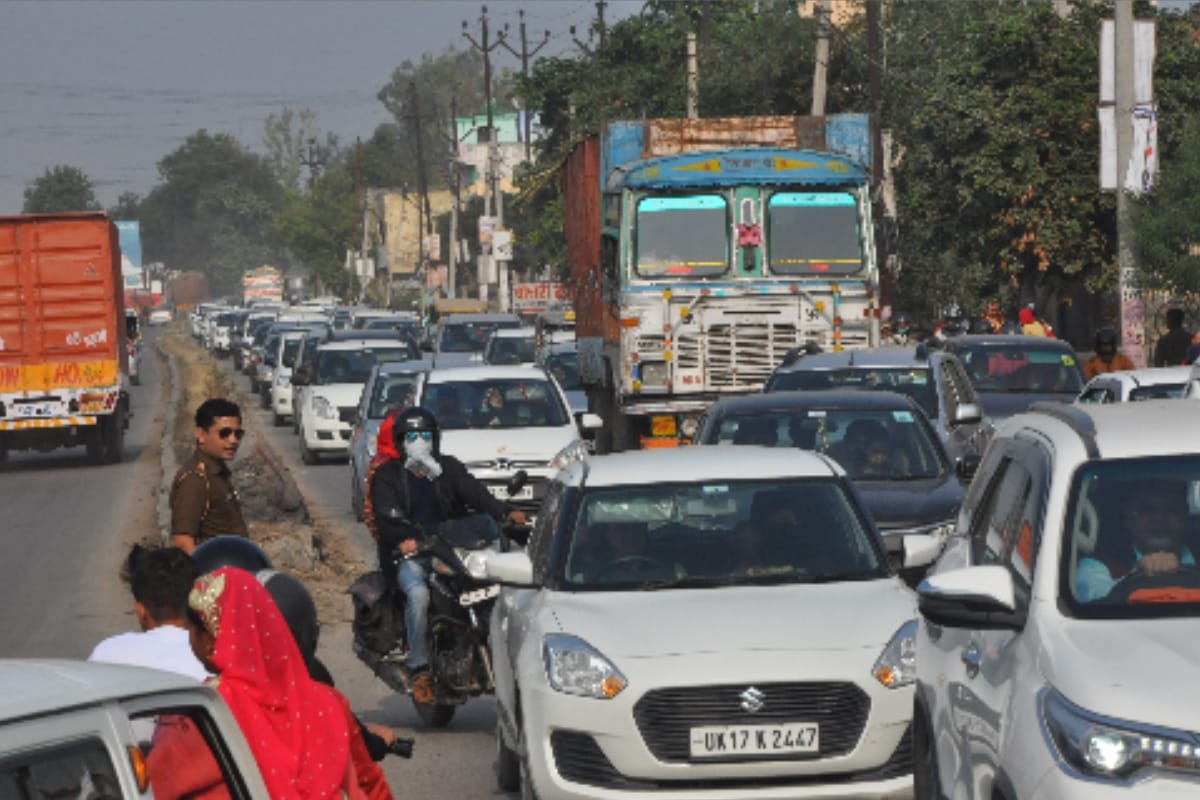 more than thirty kilometers Long jam on Meerut-Delhi highway on the of bhai dooj