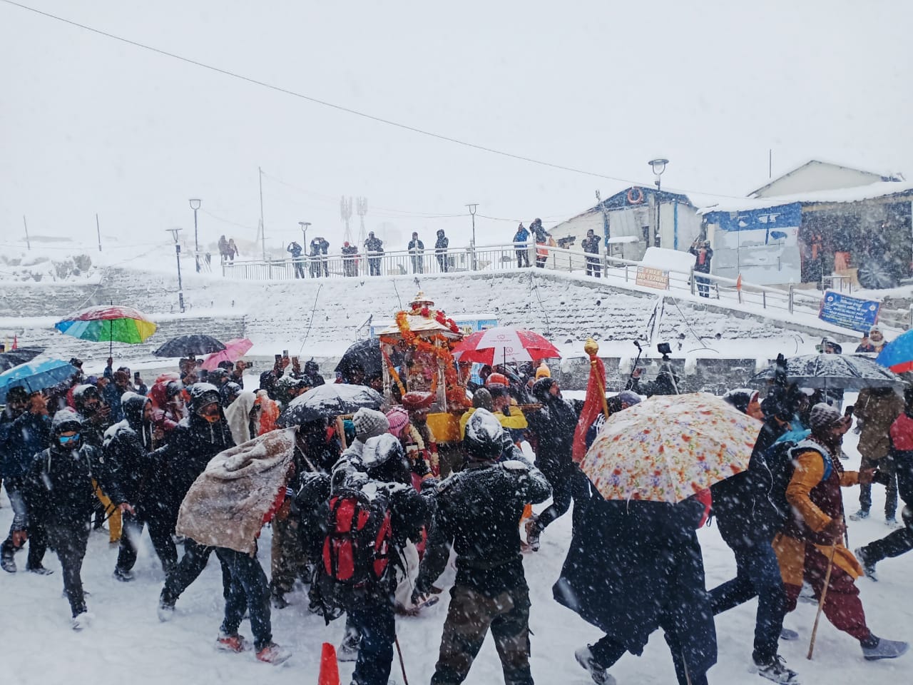 Char dham yatra 2020 latest news: up CM Yogi adityanath enjoyed snowfall in kedarnath