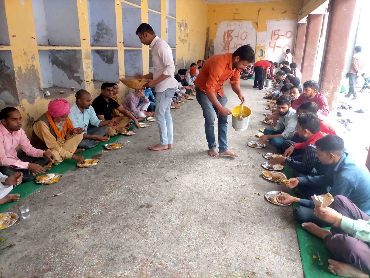 Worshiped Govardhan, offered food to Annakoot
