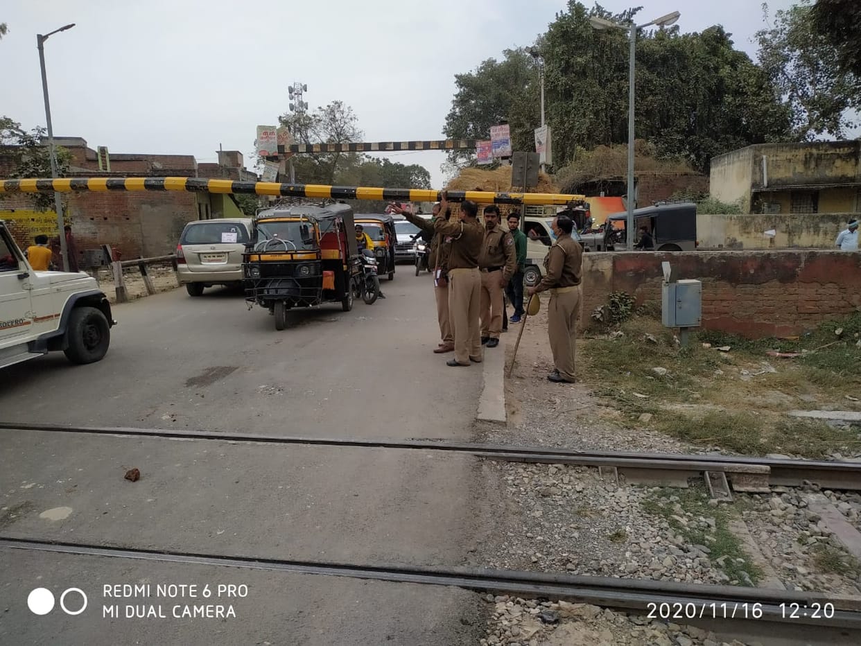 Jeep hit by broken boom, people battling all day long jam