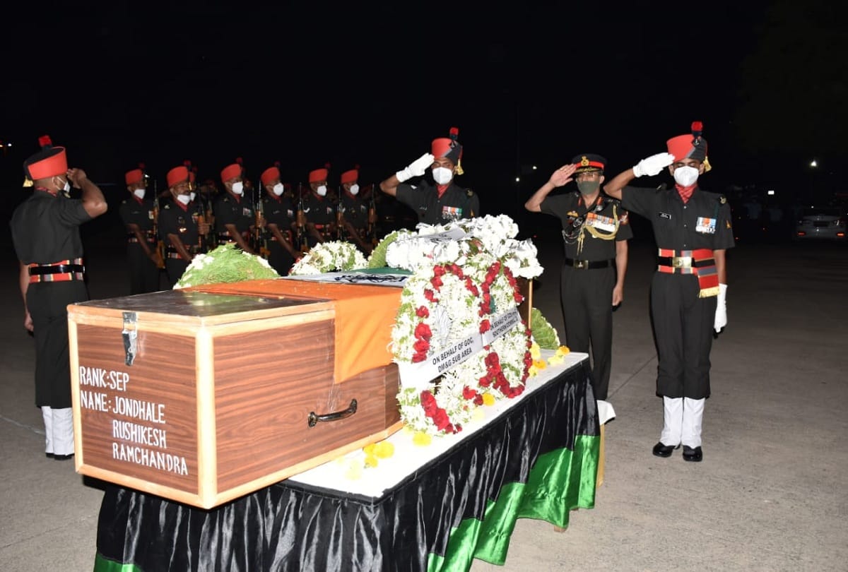 Lt Gen Asit Mistry and other officers of Indian Army in Pune laid wreath on the mortal remains of Jondhale Rushikesh Ramchandra