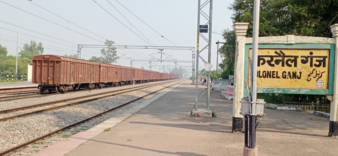 Freight train divided into two parts due to breakdown of couplings