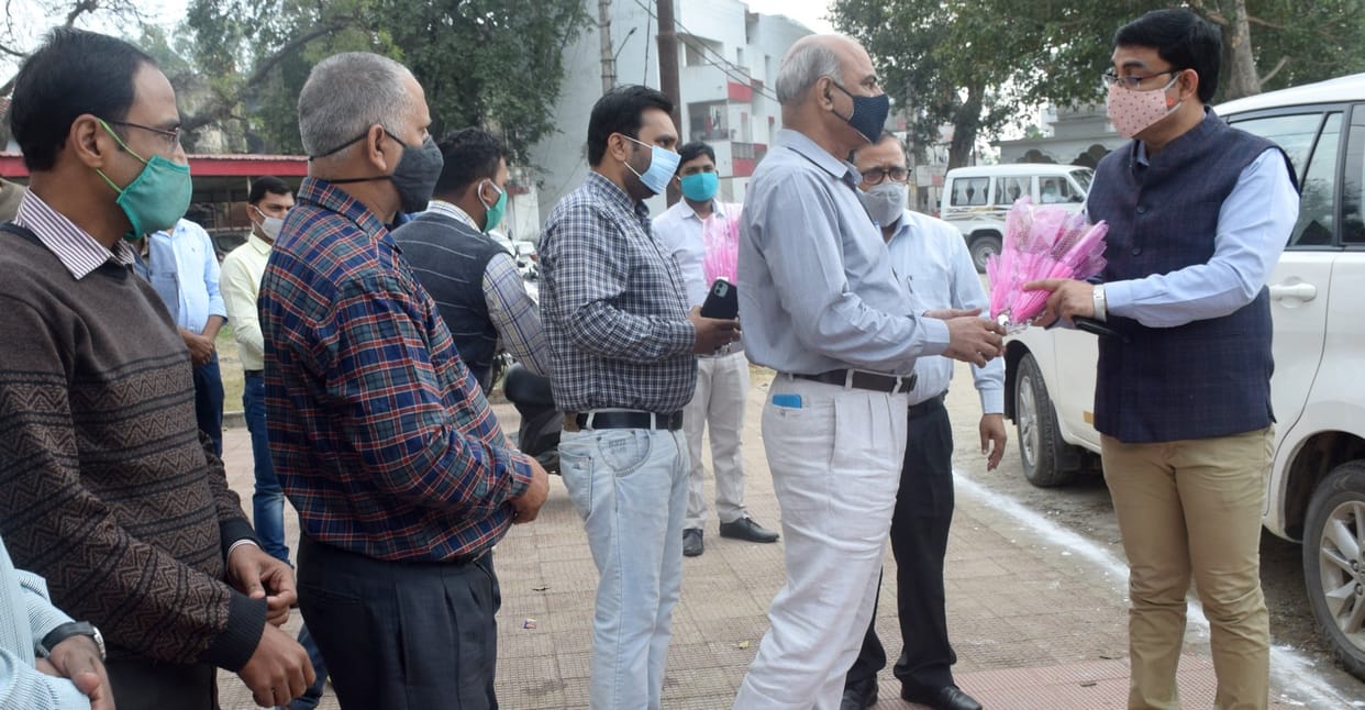 Postmaster General inspects the Divisional Office