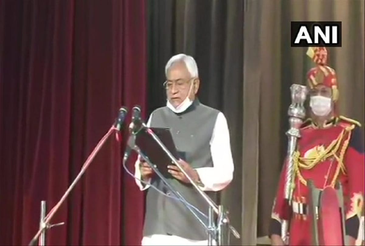 Bihar CM Nitish Kumar Fan News: nitish kumar became chief minister of bihar and one supporter cut his finger people are shocked