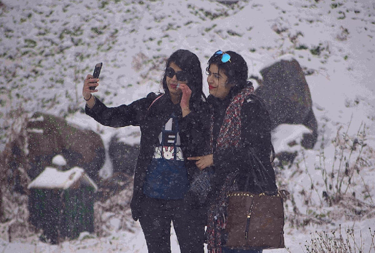 first snowfall occurred in many mountainous areas including Gulmarg-Nathatop, Shivgarh Dhar in jammu and kashmir