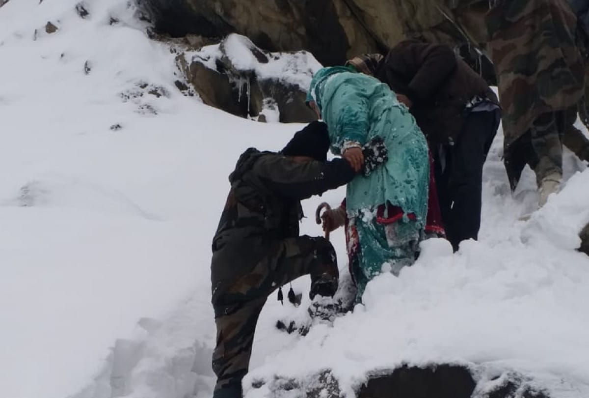 Army and JKP team Rescues many civilians stranded at Sinthan pass during snowfall