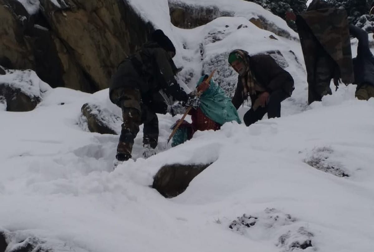 Army and JKP team Rescues many civilians stranded at Sinthan pass during snowfall