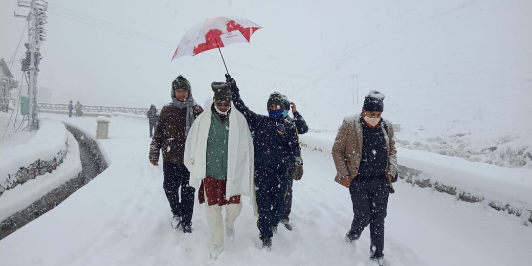 Char dham yatra 2020 latest news: up CM Yogi adityanath enjoyed snowfall in kedarnath