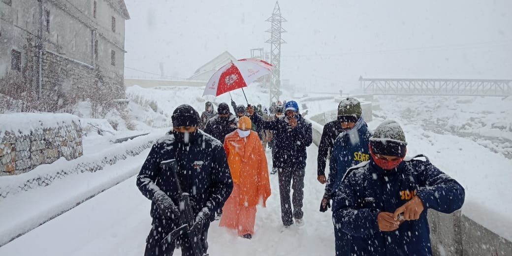 Char dham yatra 2020 latest news: up CM Yogi adityanath enjoyed snowfall in kedarnath
