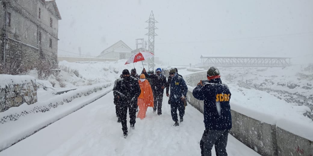 Char dham yatra 2020 latest news: up CM Yogi adityanath enjoyed snowfall in kedarnath