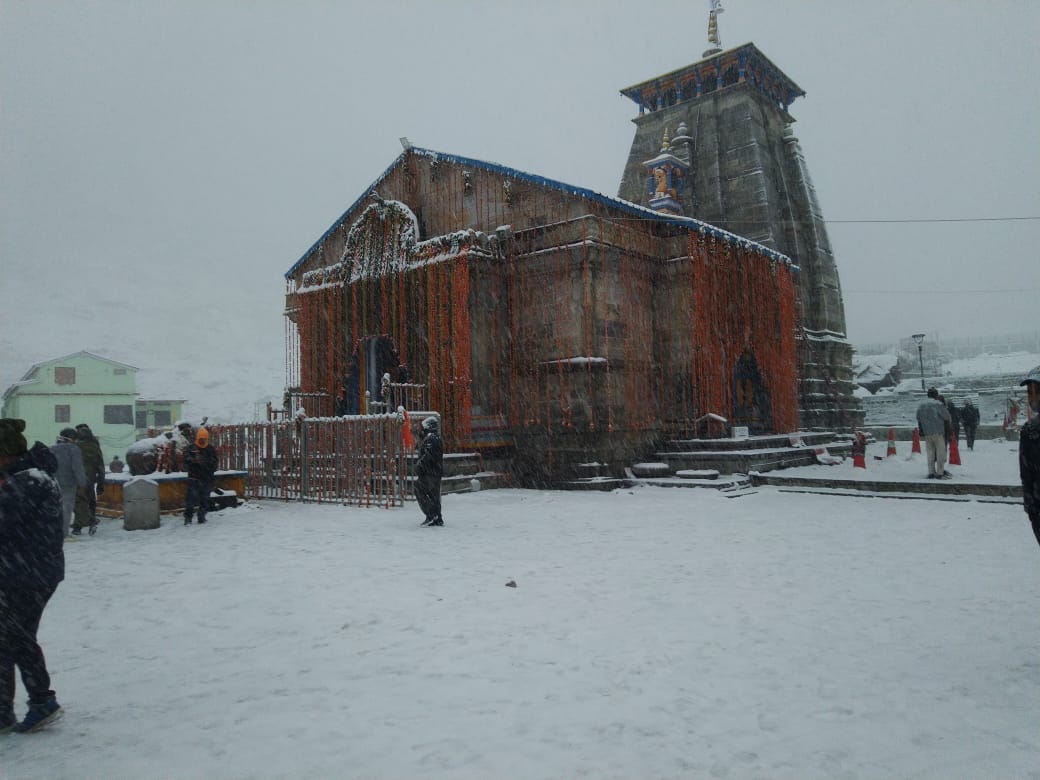 Char dham yatra 2020 latest news: up CM Yogi adityanath enjoyed snowfall in kedarnath
