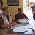 बलिया जिले के थाने में बैठे संस्था के सदस्य व परिजन