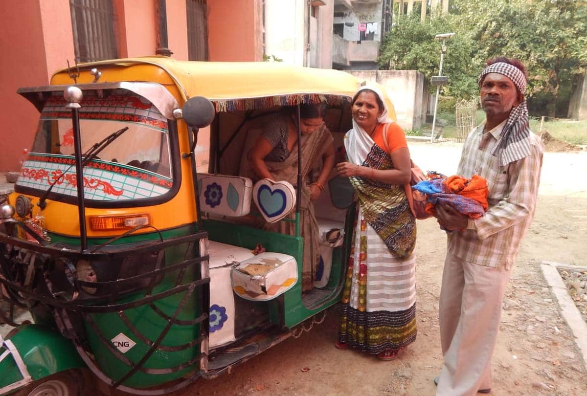 सीएचसी में ऑटो से उतरती प्रसूता, गोद में मृत बच्चे को लिए खड़ा पिता