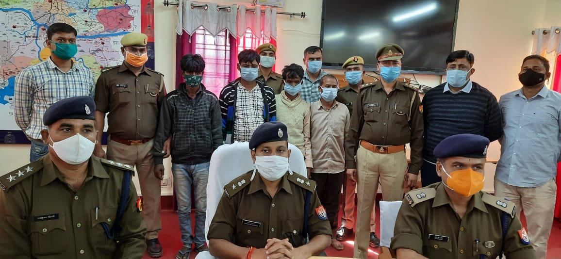 Sonbhadra: 61 lakh hemp being recovered from truck