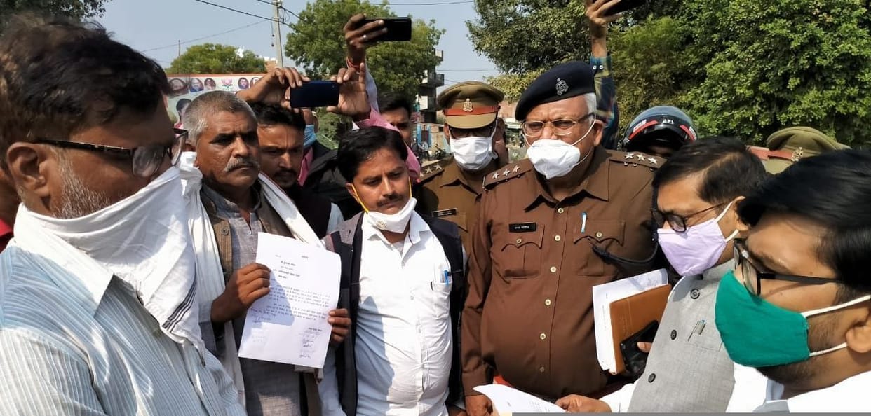 Angry farmers jammed due to power crisis