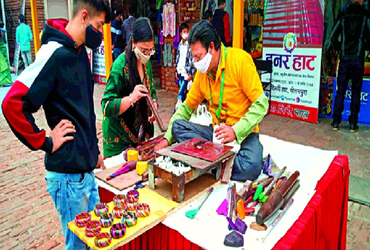 Shadab presenting an amazing piece of historical art of Mahabharata in delhi haat