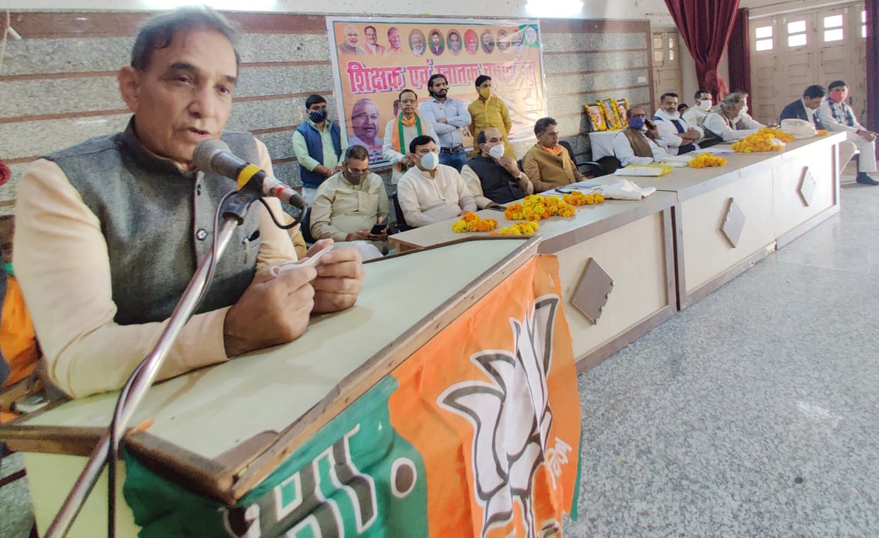 All workers should work in elections: Devendra