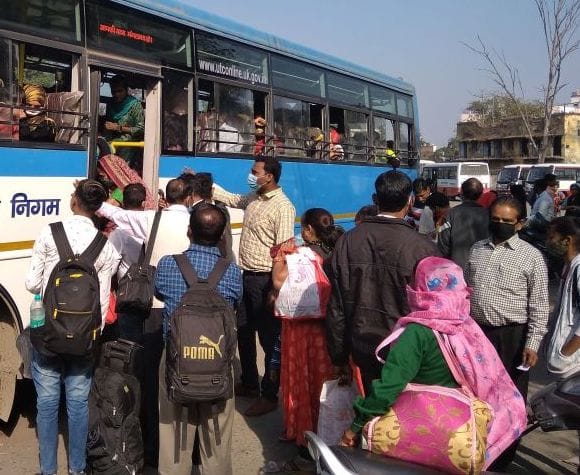 Passengers returned to work after celebrating Diwali, fighting for seats