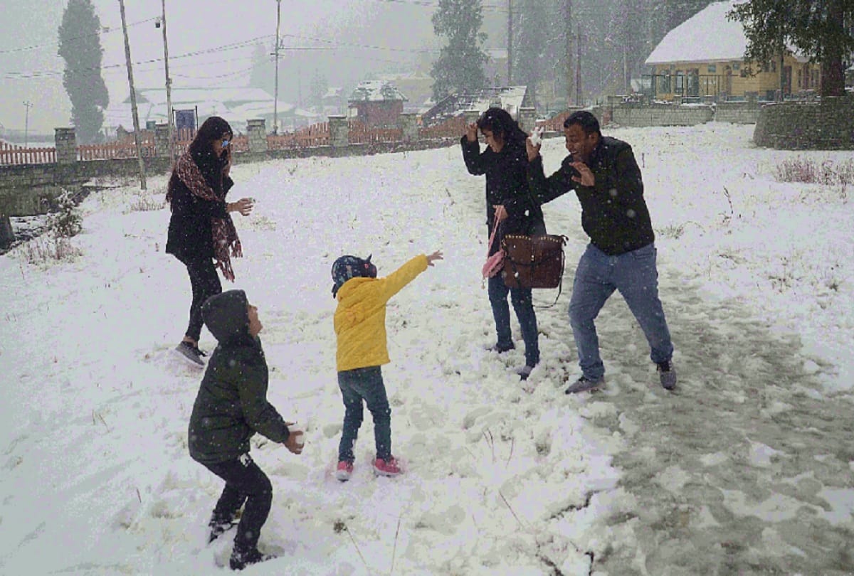Snowfall welcomed tourists arriving in Kashmir to enjoy the weather