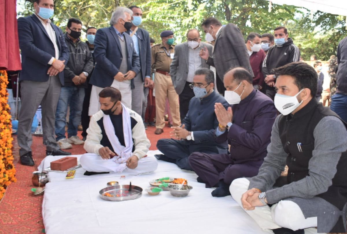 Anurag thakur raised questions on government in the presence of CM Jairam on CU issue