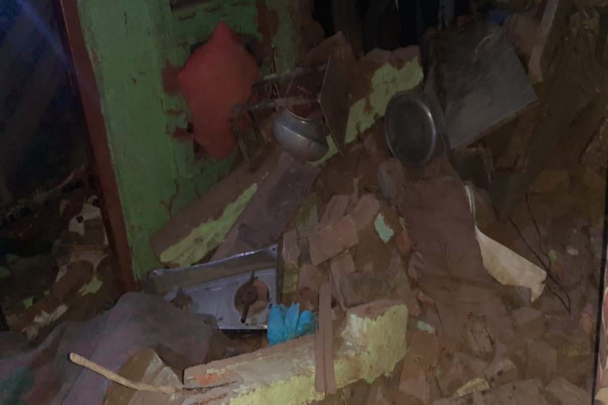 Explosion in firecrackers kept in the house in meerut, father-son killed, dozens injured