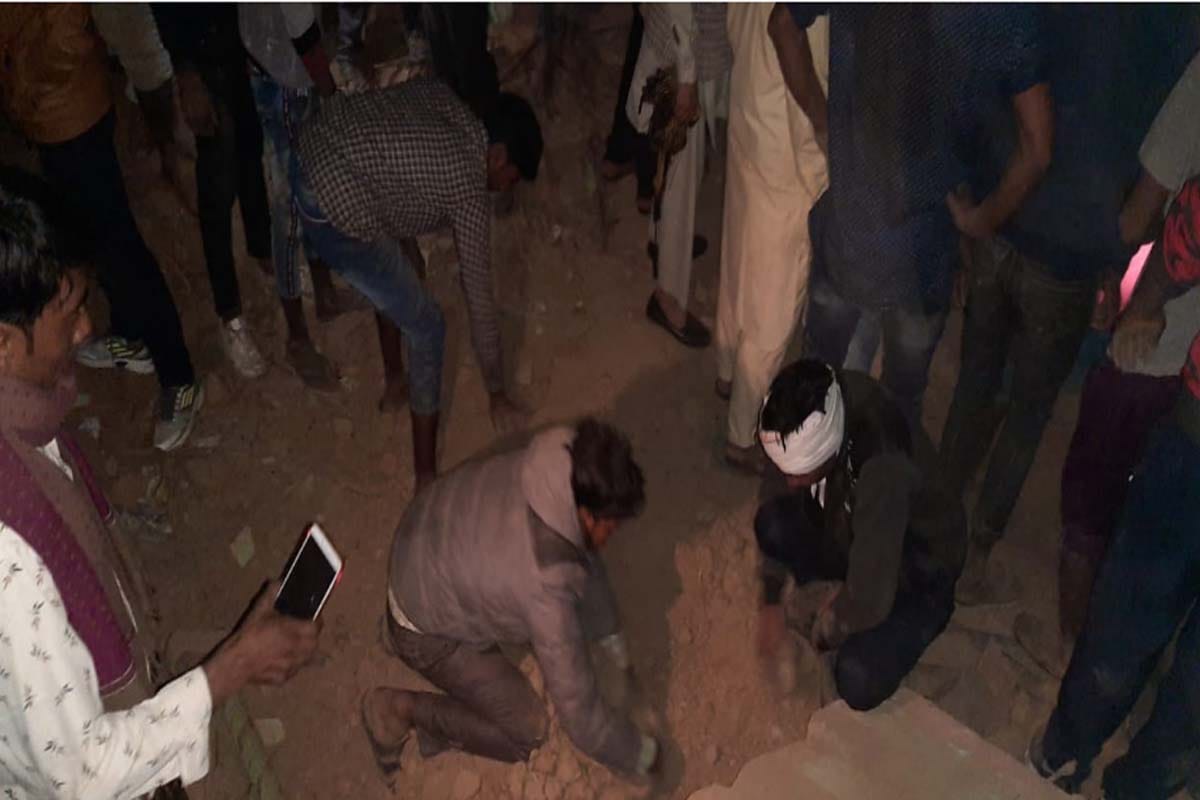 Explosion in firecrackers kept in the house in meerut, father-son killed, dozens injured