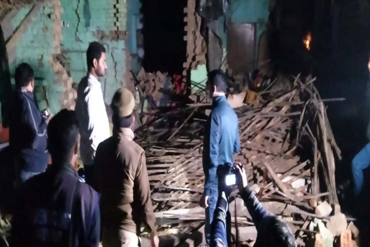 Explosion in firecrackers kept in the house in meerut, father-son killed, dozens injured