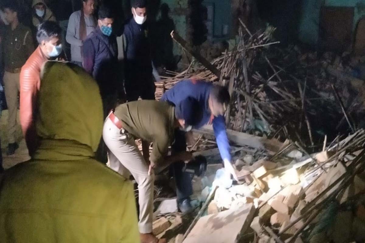Explosion in firecrackers kept in the house in meerut, father-son killed, dozens injured