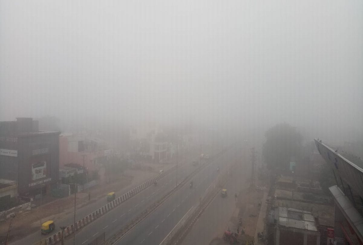 Fog At Tajmahal Tourist Not Visit From Royal Gate And Central Tank
