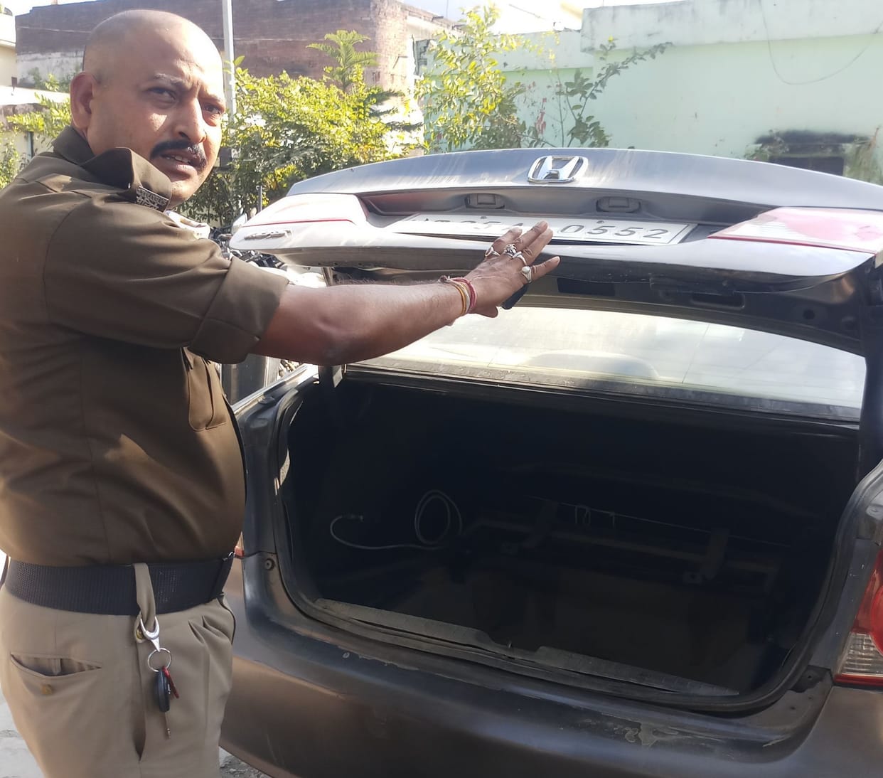 Constable attacked for bringing suspicious car to police station