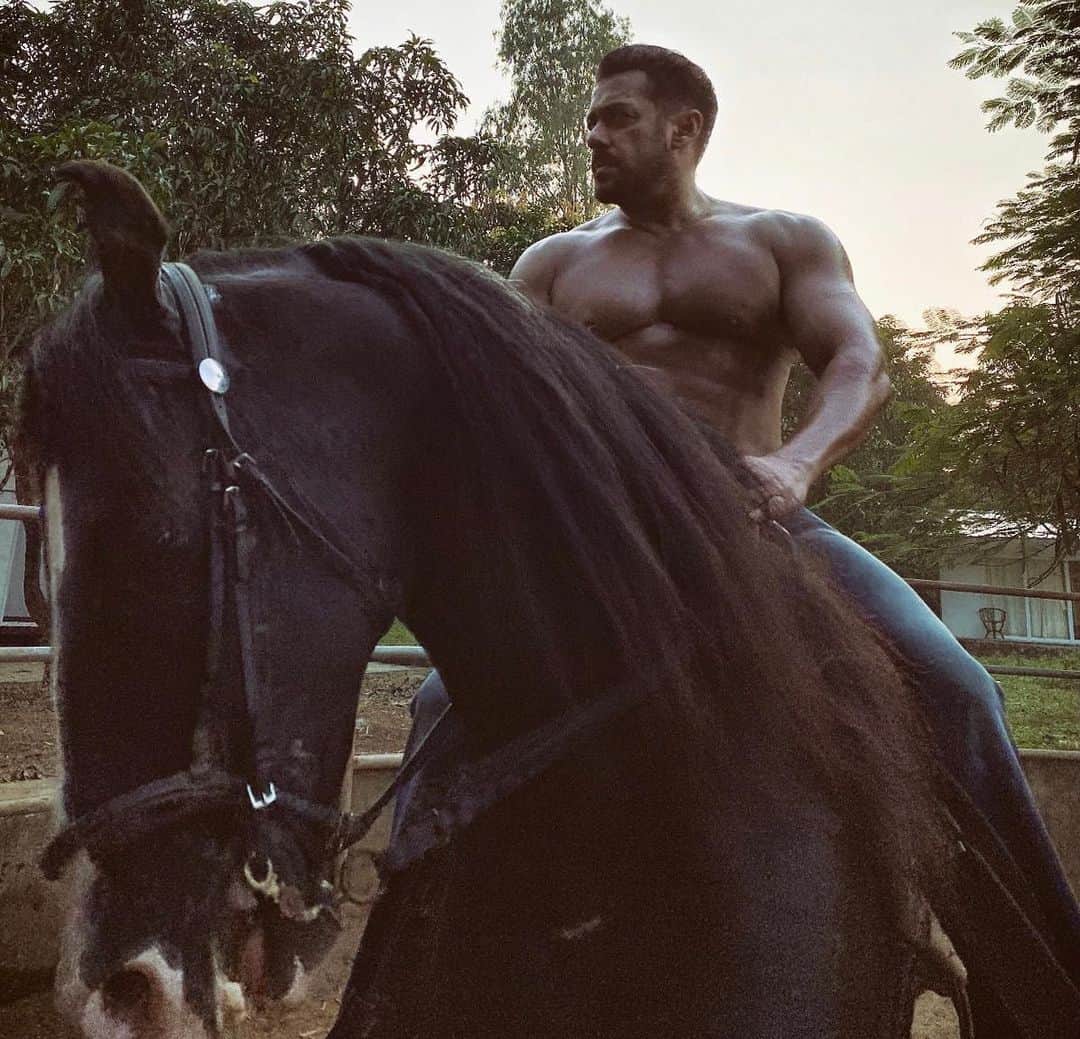 Salman Khan Trolled :  Salman Khan shirtless photo goes viral on social media