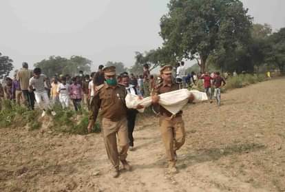 बच्ची का शव ले जाते पुलिसकर्मी