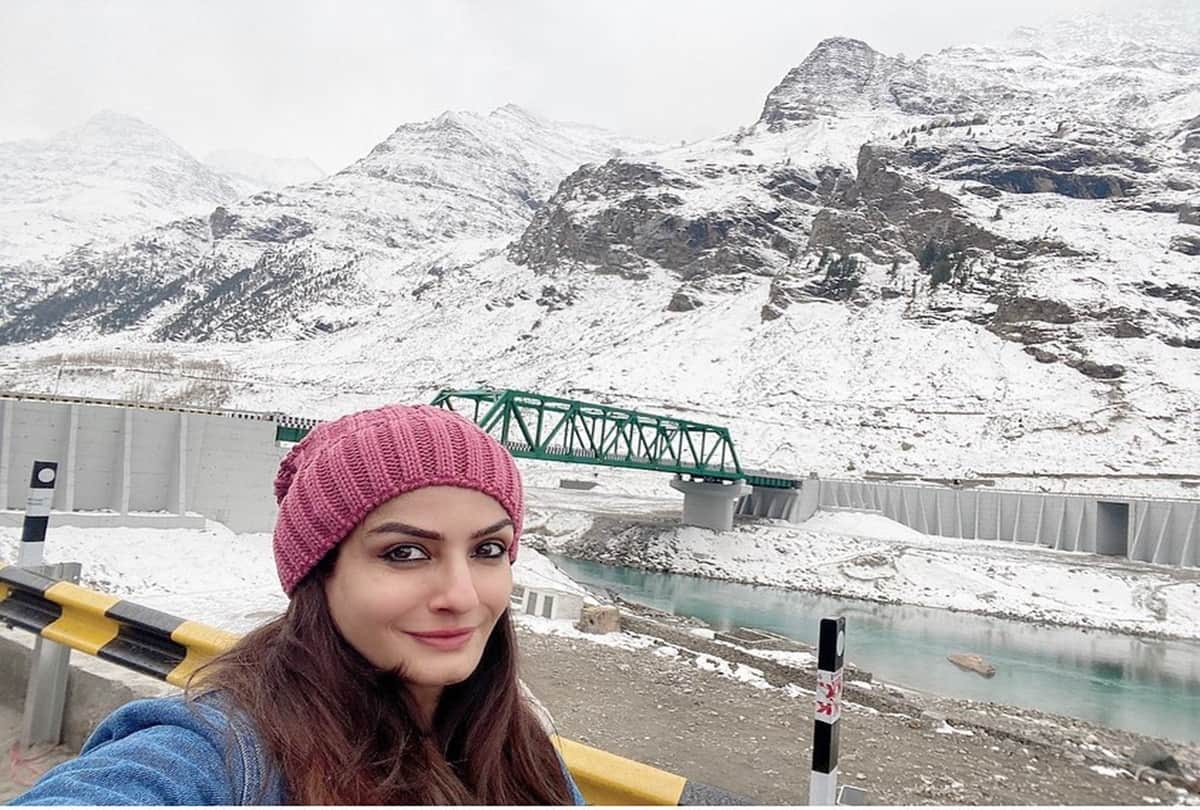 raveena tandon look stunning in black floral skirt with tassel crop top