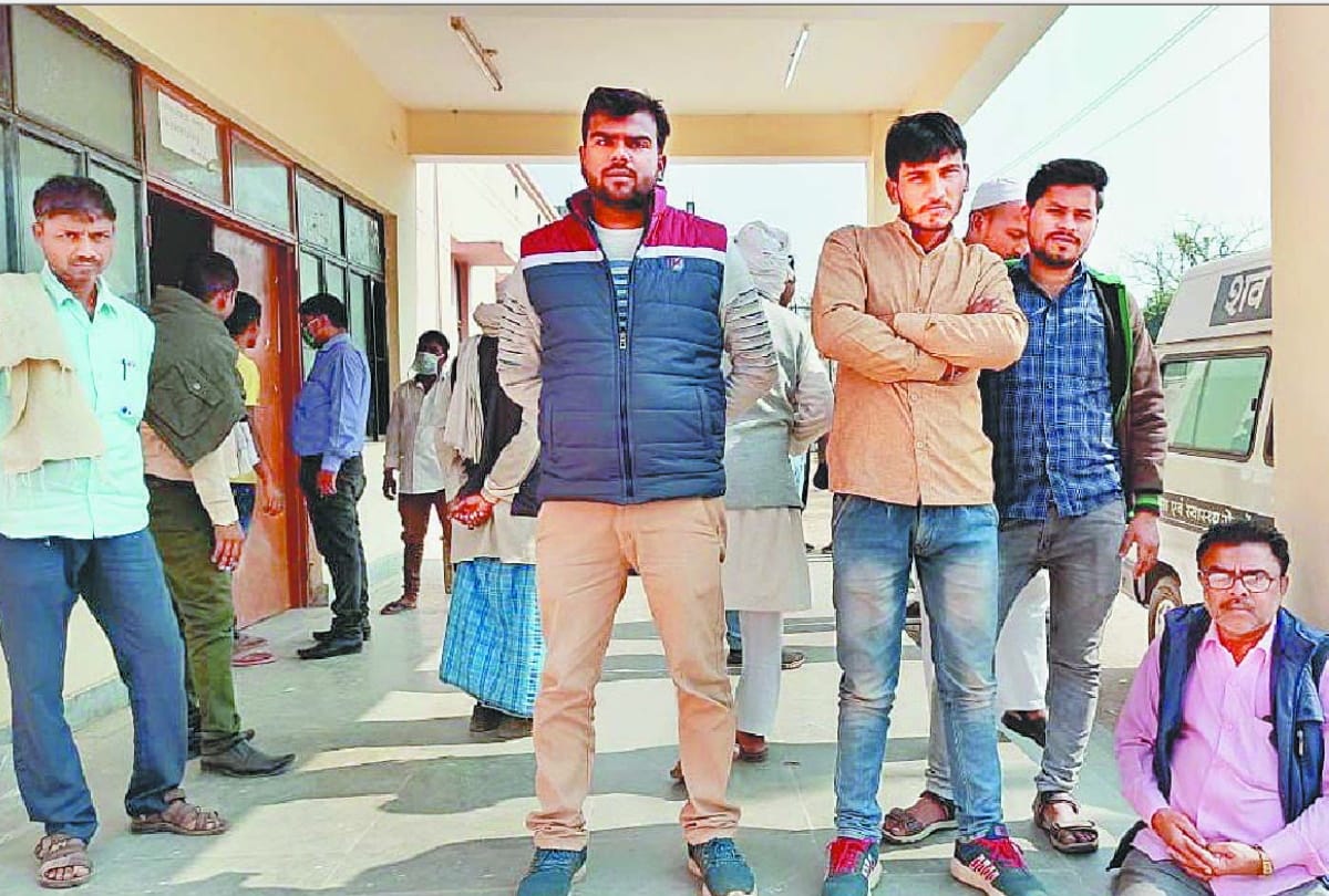 five people died in road accident during returning home from out of country at sant kabir nagar