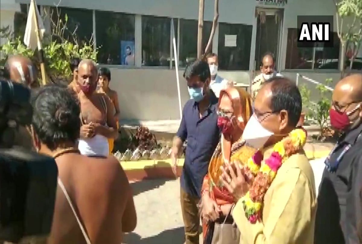 Madhya Pradesh CM Shivraj Singh Chouhan and his wife Sadhna Singh Chouhan visit Chinna Jeeyar Ashram in Hyderabad