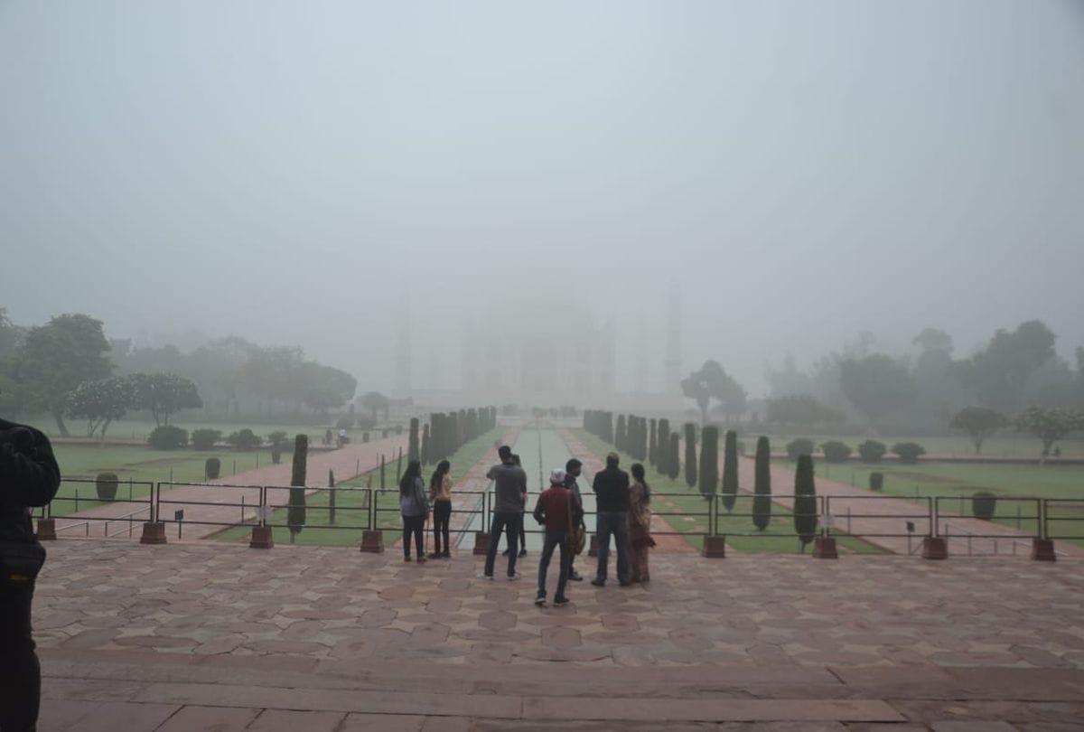 Fog At Tajmahal Tourist Not Visit From Royal Gate And Central Tank