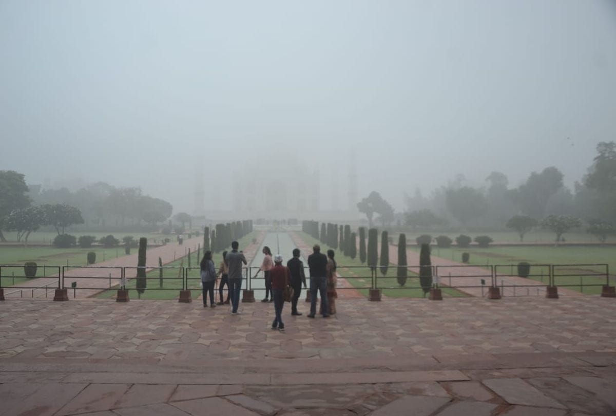 Fog At Tajmahal Tourist Not Visit From Royal Gate And Central Tank