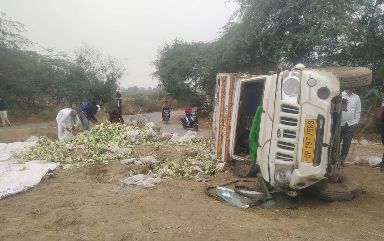 Vegetable-filled pickup overturned, accident occurred due to tire burst