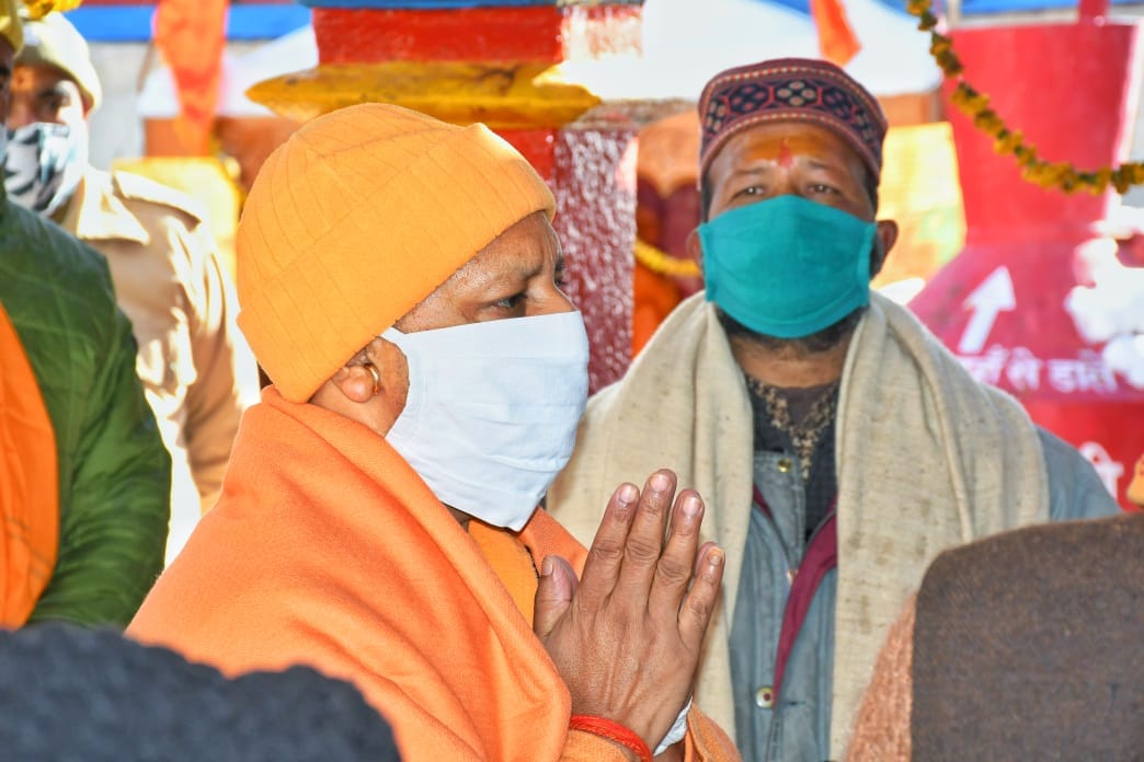Chardham Yatra 2020 News:  up cm yogi adityanath visit badrinath dham with trivendra singh rawat photos