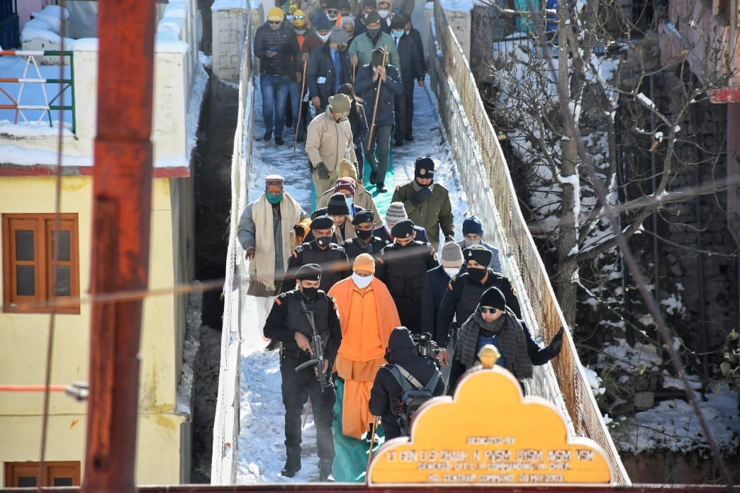 Chardham Yatra 2020 News:  up cm yogi adityanath visit badrinath dham with trivendra singh rawat photos