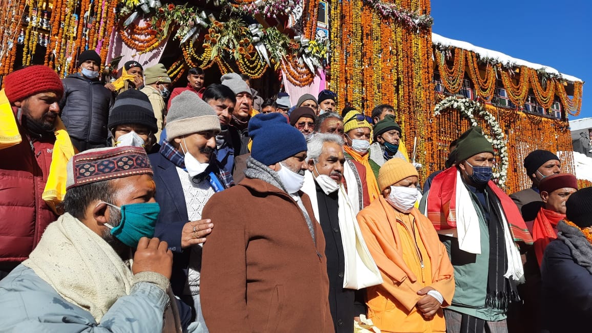 Chardham Yatra 2020 News:  up cm yogi adityanath visit badrinath dham with trivendra singh rawat photos