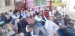बजाज शुगर मिल पर धरना देते किसान