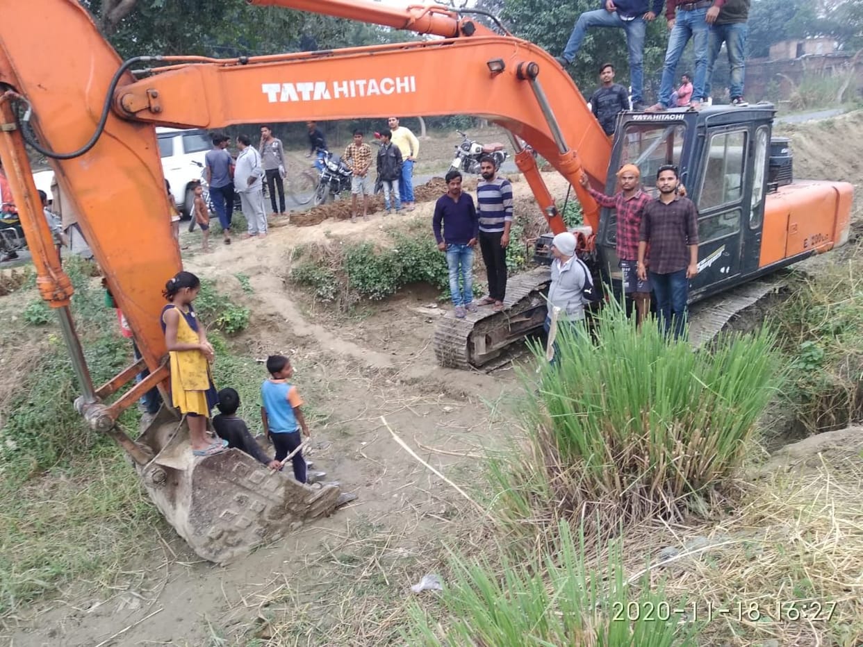 Farmers furious after cleaning up the canal, stopped cleaning work