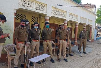 भदरस गांव में मासूम के घर के बाहर मौजूद पीएसी के जवान